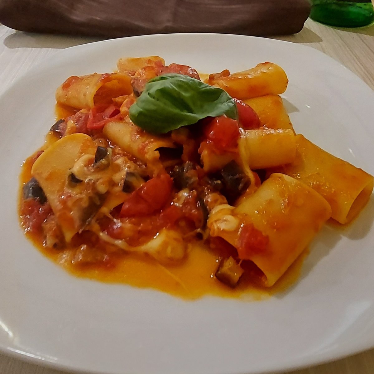 Paccheri con melanzane, pomodorini e provola – Una cucina vista mare